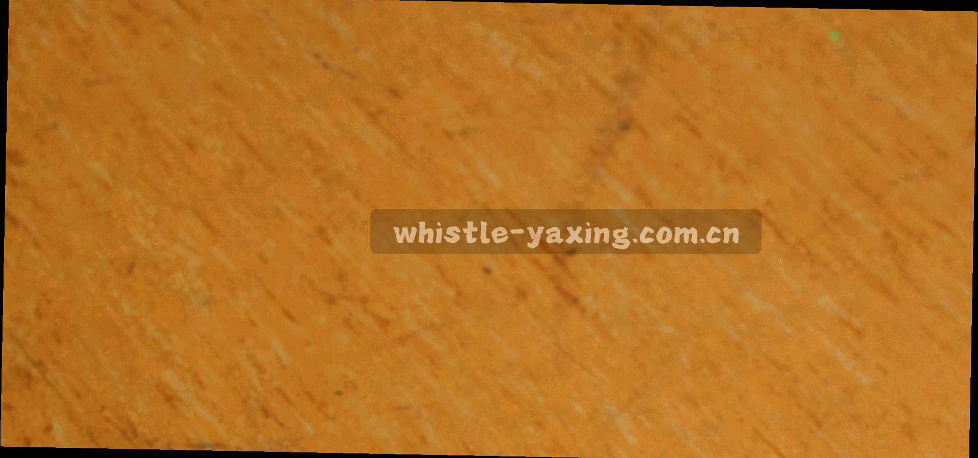 夜灯下的球场边线与看台剪影，画面带颗粒质感